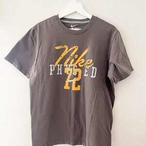 Nike Men’s Phys Ed 72 Graphic Tee Size Large Grey Yellow Cotton ECU
